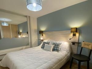 Posteľ alebo postele v izbe v ubytovaní Appartement haut de gamme 113m², 6/8 pers, plein centre, 4 chambres, prestations de qualité - FR-1-234-280 + 9 fotografií