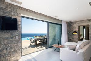TV a/nebo společenská místnost v ubytování Seafront elegant villas, with infinity pools & devine views!