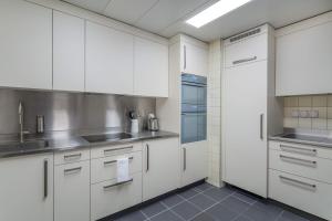 A kitchen or kitchenette at Alma Hotel