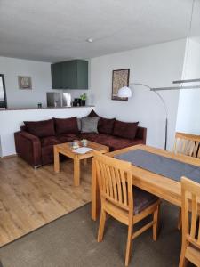 ein Wohnzimmer mit einem Tisch und einem Sofa in der Unterkunft Landhaus Sandra in Lütow