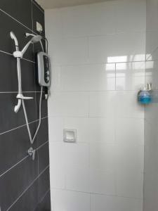 prysznic w łazience z telefonem na ścianie w obiekcie Ipoh Majestic R&C Homestay 2 & 3 w mieście Ipoh