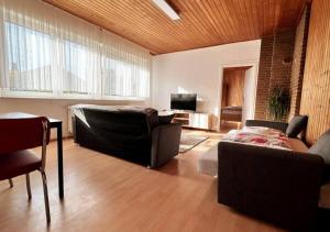 a living room with two couches and a television at Ruhige freistehender Bungalow mit Parkplatz in Beckum