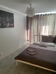 Posteľ alebo postele v izbe v ubytovaní Coser Apartamenty Metro ONZ