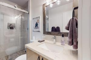 Un baño blanco con lavabo y ducha. en Golden Leaf Charmer, en Idyllwild 20 fotos más