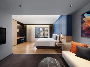 曼谷的住宿－曼谷新浩中央酒店 - an IHG Hotel，酒店客房,配有床和沙发