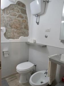 een badkamer met een wit toilet en een wastafel bij Terrace in Monti44a in Rome