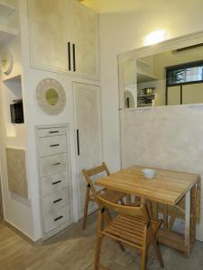 een eetkamer met een tafel en een keuken bij Terrace in Monti44a in Rome