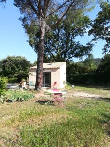 Fotografia z galérie ubytovania Charmant gîte nature au pied du Luberon v destinácii Saint-Martin-de-la-Brasque + 5 fotografií