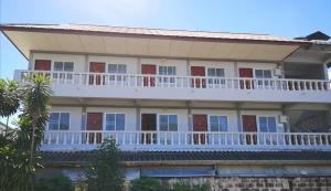 Un grand bâtiment blanc avec balcon est disponible. dans l'établissement HILLDA HOUSE, à Chiang Mai