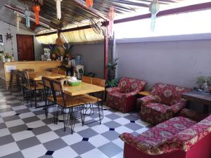 um restaurante com mesa e cadeiras e uma sala de jantar em HILLDA HOUSE em Chiang Mai