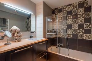 une salle de bain avec un lavabo et une douche dans l'établissement Apartment Marmottes Suisses, aux Gets 10 autres photos