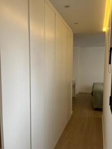 een hal met witte kasten en een groene bank bij Premium La Strada in Las Palmas de Gran Canaria