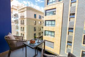 een tafel met een bord eten op een balkon bij Premium La Strada in Las Palmas de Gran Canaria