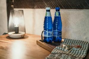 dos botellas de agua sentadas en una mesa de madera en Narva Castle Rooms, en Narva