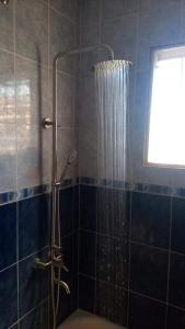 y baño con ducha y cortina de ducha. en Apartamentos ipap luperon, en Puerto de Luperon