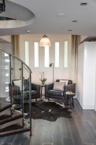 Upea loftsuite, järvinäkymä, wifi, sauna & spa في تامبير: غرفة معيشة مع أريكة وطاولة