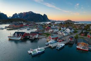 eine Luftansicht eines Hafens mit Booten im Wasser in der Unterkunft Maybua by May's in Reine