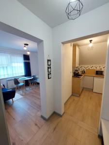 een woonkamer met een keuken en een eetkamer bij Studio u Beaty in Grywałd