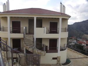 Balkón nebo terasa v ubytování Kallisti Ξενώνας Διακοπτό-Καλάβρυτα