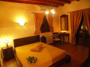 1 dormitorio con 1 cama, 1 mesa y 1 silla en Kallisti Ξενώνας Διακοπτό-Καλάβρυτα en Diakopto