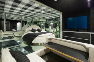 Cette chambre comprend un lit et une télévision à écran plat. dans l'établissement ホテル　ミロワール, à Hirakata