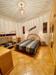 Postel nebo postele na pokoji v ubytování Casa nel magico borgo di Sant’alessandro, Ischia