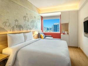 班加罗尔ibis Bengaluru Hebbal - An Accor Brand的酒店房间有一张白色的大床和一扇窗户 更多30张照片