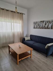un soggiorno con divano blu e tavolino da caffè di Casa Abubilla a Nazaret