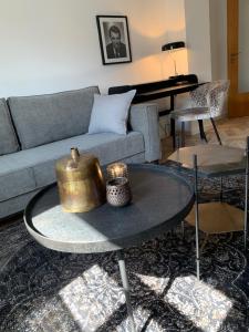 LindenfelsにあるNibelungen 3 Zimmer Apartmentのリビングルーム(テーブル、ティーポット付)