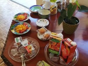 stół z talerzami jedzenia i przekąsek w obiekcie Cape Dawn Guest House w mieście Parow