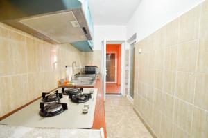 a kitchen with a stove top oven in a room at VILA HAVEN - Camere de inchiriat in Costinesti