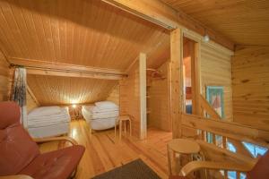 Cette cabane en rondins comprend un salon avec un canapé. dans l'établissement Levillas Lomakoto 1, à Levi