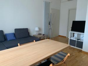 ein Wohnzimmer mit einem Tisch und einem Sofa in der Unterkunft Casa di Vanessa in Bologna