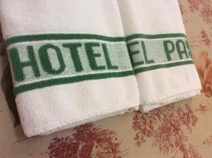 Biały ręcznik z napisem "hotel" w obiekcie El Paso w mieście Águilas