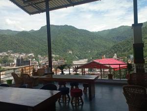 Aussicht von einem Restaurant mit Tischen und Stühlen in der Unterkunft Hotel Cordelia inn in Rishikesh
