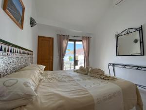 プラヤ・ブランカにあるVilla Jacarandaのベッドルーム1室(大きな白いベッド1台、タオル付)