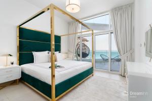 Säng eller sängar i ett rum på Dream Inn Apartments - Mina by Azizi