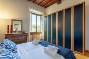 1 dormitorio con 1 cama con 2 toallas en Discovering Florence en Florencia