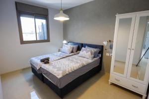 Una cama o camas en una habitación de שקט על הנוף - כולל מתחם בריכה מחוממת