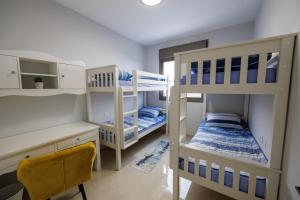 Katil dua tingkat atau katil-katil dua tingkat dalam bilik di שקט על הנוף - כולל מתחם בריכה מחוממת