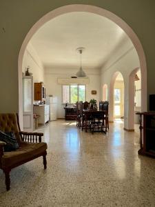 een open woonkamer met een tafel en stoelen bij Wundervolles Ferienhaus in Apulien mit viel Platz in San Pietro in Bevagna