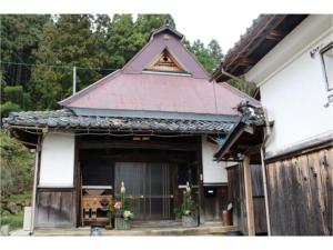 una casa con un tetto sulla parte anteriore di Guest House Miei - Vacation STAY 87536v a Nagahama