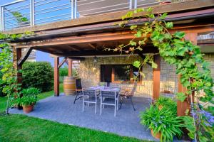 een patio met een tafel en stoelen onder een gebouw bij Apartament Przy Beczce in Kowary