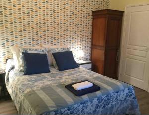um quarto com uma cama com um livro em Tiny Acorns chambre d’hôte em Darnac