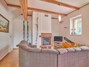 Ruang duduk di Spacious holiday in Lampertice near ski area