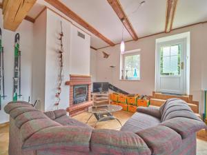 Ruang duduk di Spacious holiday in Lampertice near ski area