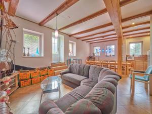 Ruang duduk di Spacious holiday in Lampertice near ski area