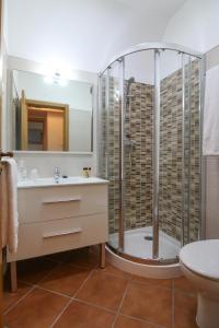 a bathroom with a shower and a sink at Casa dos Lacerdas in Mourão