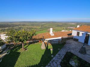 an aerial view of a house with a yard at Dom Nuno - Turismo de Habitacao in Monsaraz
