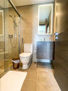 een badkamer met een toilet, een douche en een wastafel bij STAY BY LATINEM 2BR Holiday Home CV B514 near Burj Khalifa in Dubai